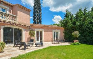 Maisons de vacances Beautiful home in Eyguieres with 4 Bedrooms, WiFi and Outdoor swimming pool : photos des chambres