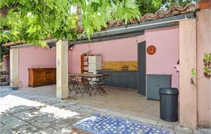 Maisons de vacances Beautiful home in Eyguieres with 4 Bedrooms, WiFi and Outdoor swimming pool : photos des chambres
