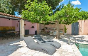 Maisons de vacances Gorgeous Home In Eyguieres With Outdoor Swimming Pool : photos des chambres