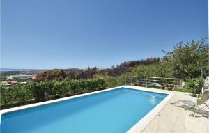 Two-Bedroom Apartment Zrnovnica With Sea View 06