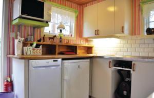Stunning Home In Lärbro With Wifi