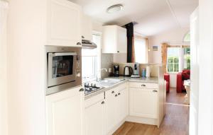 2 Bedroom Nice Home In Tzummarum