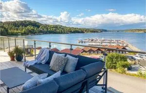 Cozy Apartment In Svanesund With Wifi - Buvik