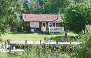 2 Bedroom Cozy Home In Sjötorp - Otterbäcken