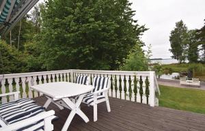 2 Bedroom Cozy Home In Sjötorp