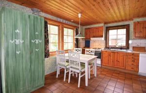 2 Bedroom Cozy Home In Sjötorp