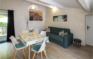 Maisons de vacances Nice home in Bonlieu sur Roubion with Outdoor swimming pool, WiFi and 1 Bedrooms : photos des chambres