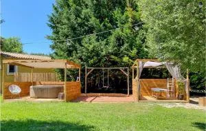 Amazing Apartment In Vallabregues - 瓦拉布雷格