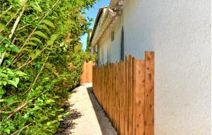Appartements Amazing Apartment In Vallabregues : photos des chambres