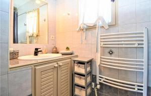 Appartements Amazing Apartment In Vallabregues : photos des chambres