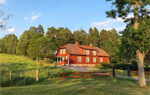 Cozy Home In Mantorp With Wifi