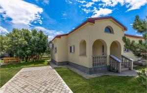 Beautiful Home In Smrika With 3 Bedrooms And Wifi 