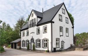 Beautiful Home In Klippan With 7 Bedrooms, Sauna And Wifi