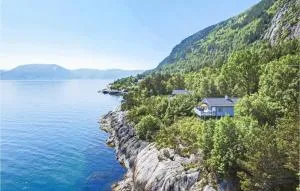 3 Bedroom Cozy Home In Lavik - Indre Oppedal