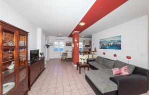 4 Bedroom Cozy Apartment In Okrug Donji