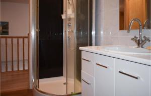 Maisons de vacances Gorgeous Home In Channay-sur-lathan With Kitchen : photos des chambres