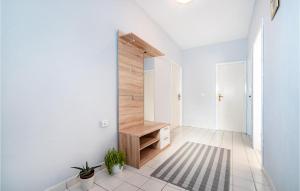 Beautiful apartment in Rovanjska with WiFi and 2 Bedrooms