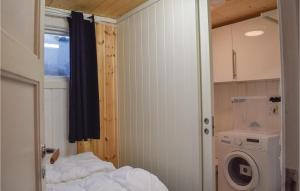Nice Home In Staubø With House Sea View