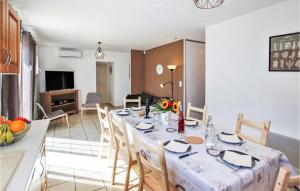 Maisons de vacances Nice Home In Rochefort Du Gard With Wifi, Private Swimming Pool And Heated Swimming Pool : photos des chambres