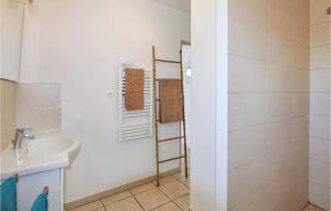 Maisons de vacances Pet Friendly Home In Rochefort Du Gard : photos des chambres
