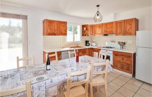 Maisons de vacances Pet Friendly Home In Rochefort Du Gard : photos des chambres