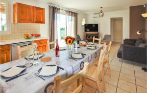 Maisons de vacances Nice Home In Rochefort Du Gard With Wifi, Private Swimming Pool And Heated Swimming Pool : photos des chambres