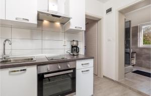 2 Bedroom Amazing Apartment In Cres