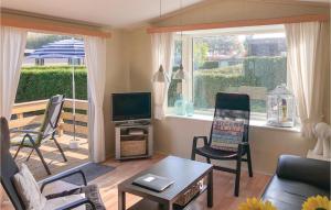 2 Bedroom Stunning Home In Tzummarum