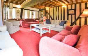 Maisons de vacances Beautiful Home In Vieux-pont-en-auge With Outdoor Swimming Pool, Wifi And 6 Bedrooms : photos des chambres