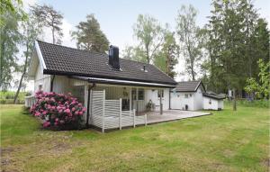 Cozy Home In Hjo With Wifi