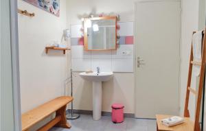 Maisons de vacances Pet Friendly Home In Trie-chteau With Wifi : photos des chambres