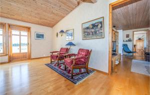 5 Bedroom Gorgeous Home In Fjørtoft