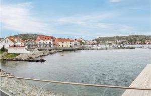 Cozy Apartment In Rönnäng With Kitchen