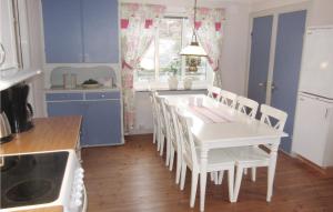 Stunning Apartment In Kungshamn