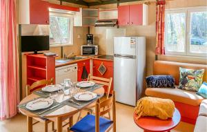 Maisons de vacances Nice home in LAiguillon-la-Presqu : photos des chambres