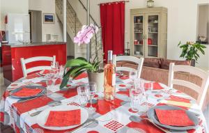 Maisons de vacances Amazing Home In Viols With Outdoor Swimming Pool, Wifi And 3 Bedrooms : photos des chambres