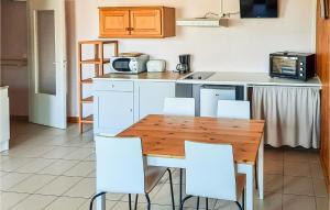 Appartements Beautiful apartment in Le Vivier-su-Mer with WiFi and 1 Bedrooms : photos des chambres