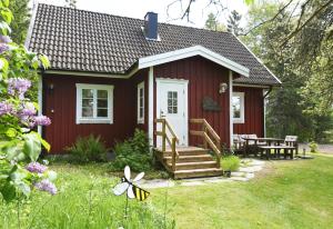 Cozy and rural holiday accommodation 150 meters from Lake Vanern