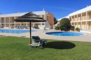 Pool&Beach in Encosta de São José