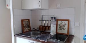 Appartements PARIS AUTHENTIC HOUSE Small, bright and calm studio : photos des chambres