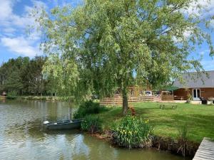 Maisons de vacances A luxury lakeside lodge for up to 12 lake side. : photos des chambres