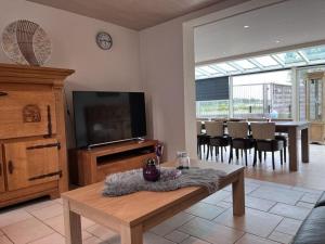 Comfortabele woning mét omheinde tuin aan water voor 12 p