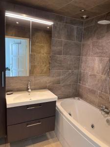 Comfortabele woning mét omheinde tuin aan water voor 12 p