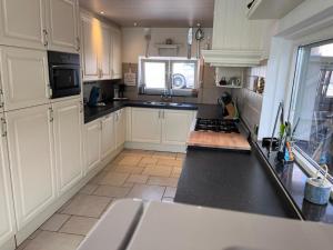 Comfortabele woning mét omheinde tuin aan water voor 12 p