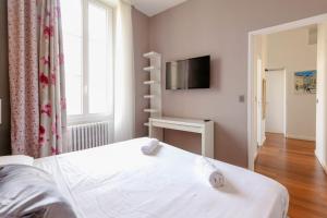 Modern apartment with 3 bedrooms balcony communal garden and AC- Benakey