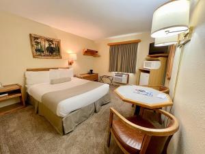 Standard Queen Room room in Beartooth Hideaway Inn & Cabins