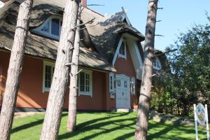 A Hotel Com Haus Strandgut Apartment Ahrenshoop Germany