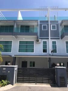 Omari - Tiara Bay Marina Island Lumut Homestay