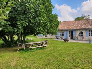 Maisons de vacances Longere charentaise en pleine campagne vallonnee. : photos des chambres