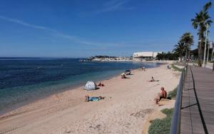 Charmant studio climatisé pinède 1 min de la mer